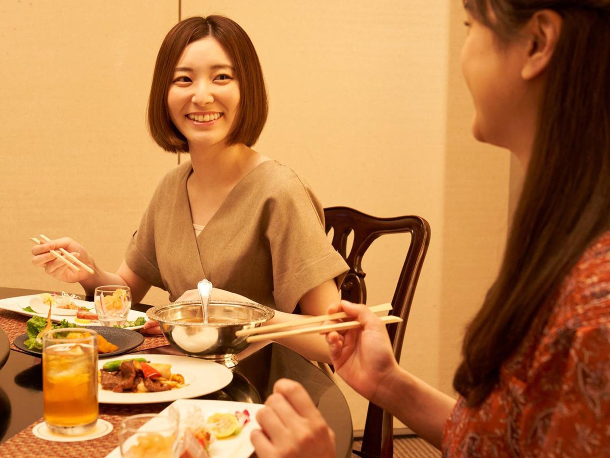 Sapporo Prince Hotel Exterior foto Japanese women eating with chopsticks